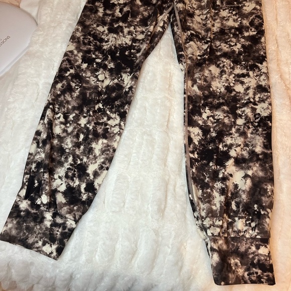 Athleta Salutation Black and White Patterned Joggers Size S - Picture 4 of 8